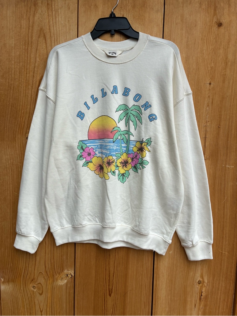 NWOT BILLABONG Billabong Cream Crewneck with Tropical Sunset Graphic
Size Small